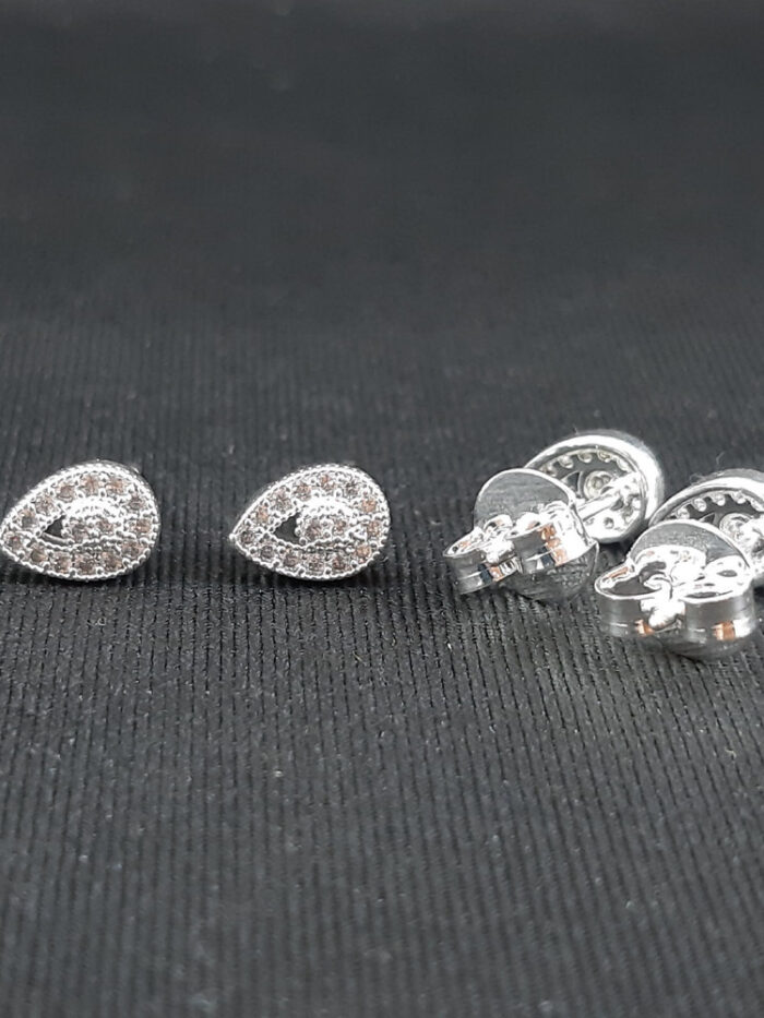 Brinco formato gota cravejado