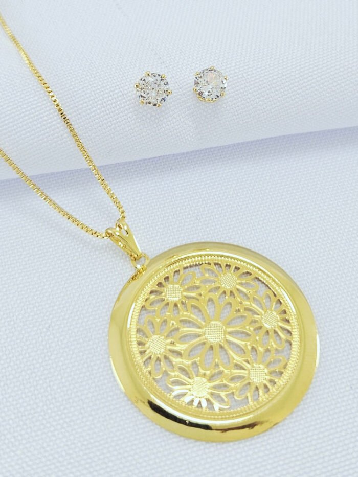 Conjunto flor detalhe vazado