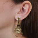 Brinco fio ondulado com faixa detalhada