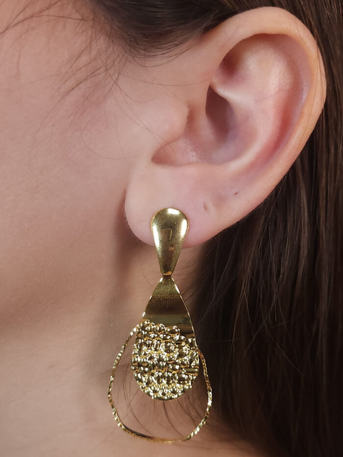 Brinco fio ondulado com faixa detalhada