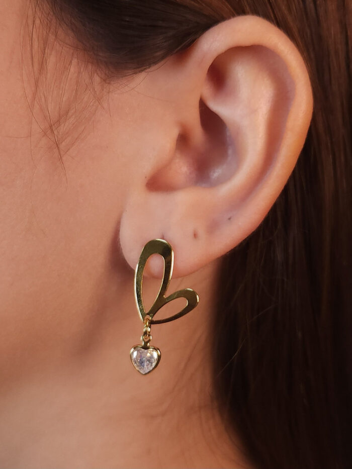 Brinco borboleta vazada pêndulo coração cristal