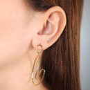 Brinco oval com detalhe ondulado