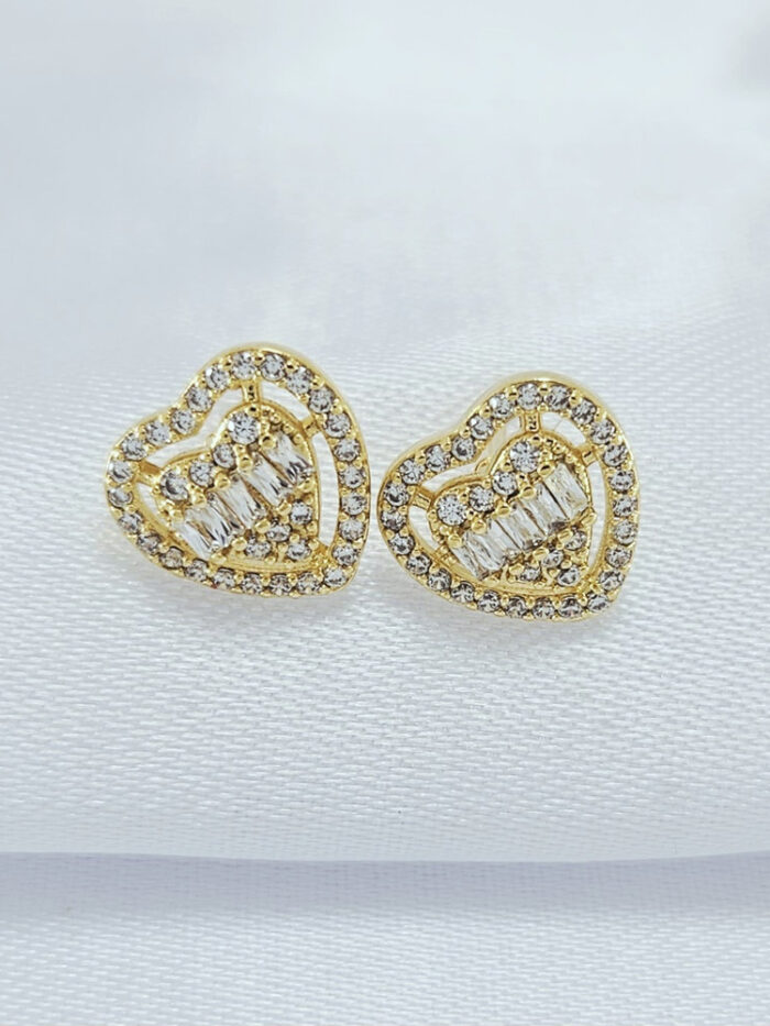 Brinco fio coração cravejado com pedras baguete central