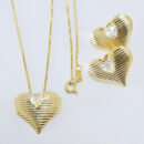 Conjunto coração detalhado pedra furta-cor