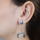 Brinco base prateada com circulo e pedra gota cristal