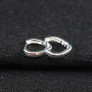 Brinco formato coração fechado borda lisa