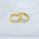 Brinco argola cravejado com zircônia