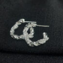 Brinco argola com fio traçando liso e cravejado