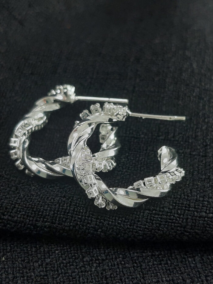 Brinco argola com fio traçando liso e cravejado