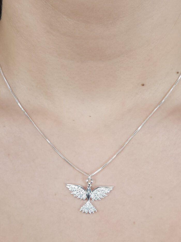 Gargantilha com pingente espírito santo cravejado