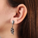 Brinco base oval pêndulo folha detalhada