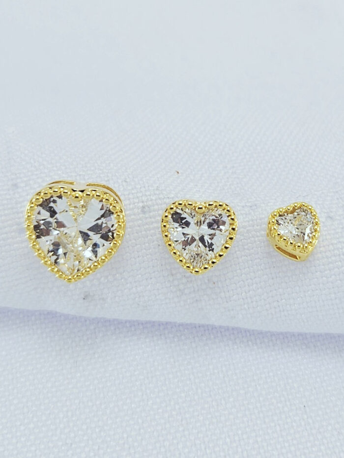 Trio de brinco coração com pedra cristal detalhado