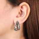 Brinco oval chapeado detalhes vazados