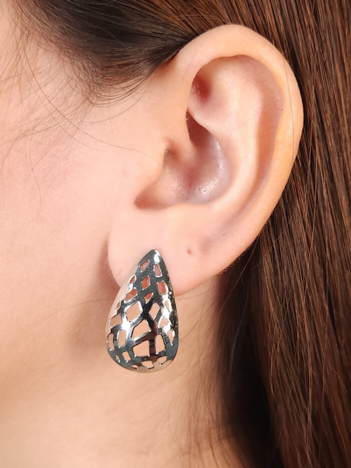 Brinco oval chapeado detalhes vazados