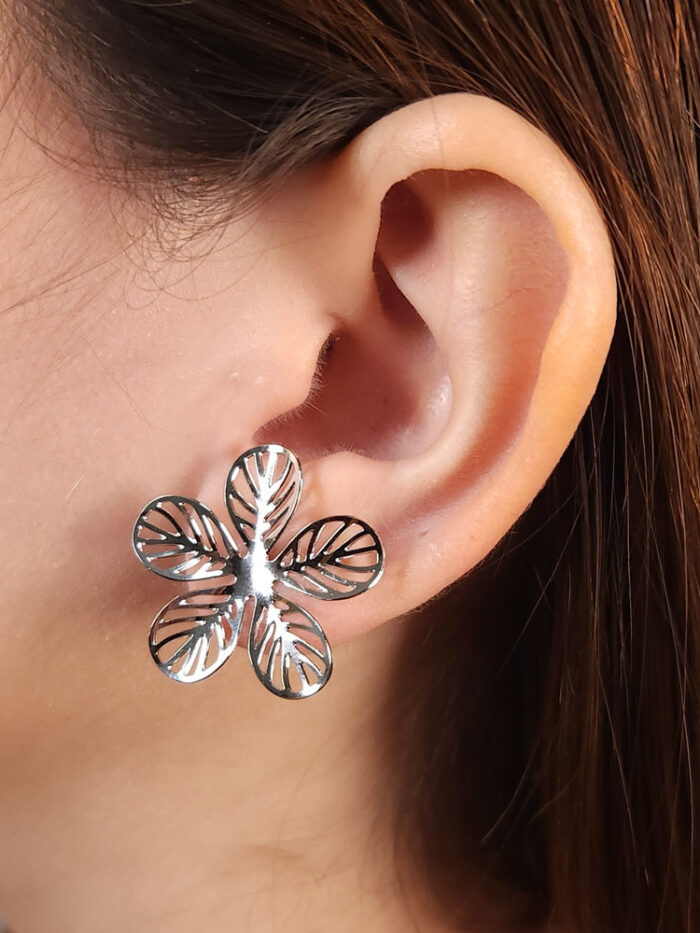 Brinco flor chapeada detalhes vazado