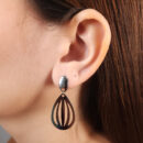 Brinco base prateada com elo oval pêndulo