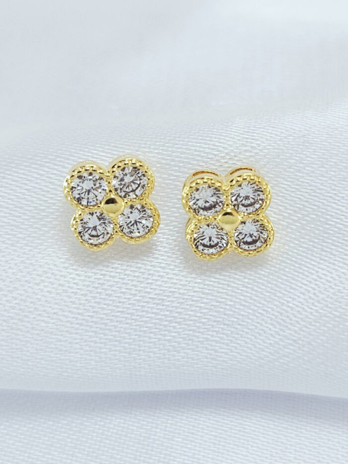 Brinco trevo pedras cristal com base detalhada