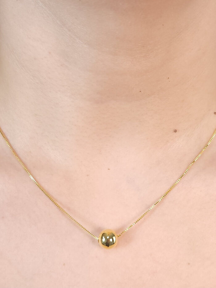 Gargantilha esfera dourada