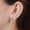 Brinco coração fio riviera com pedra cristal