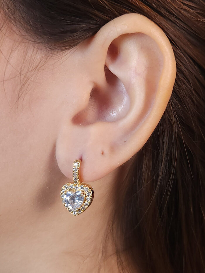 Brinco coração fio riviera com pedra cristal