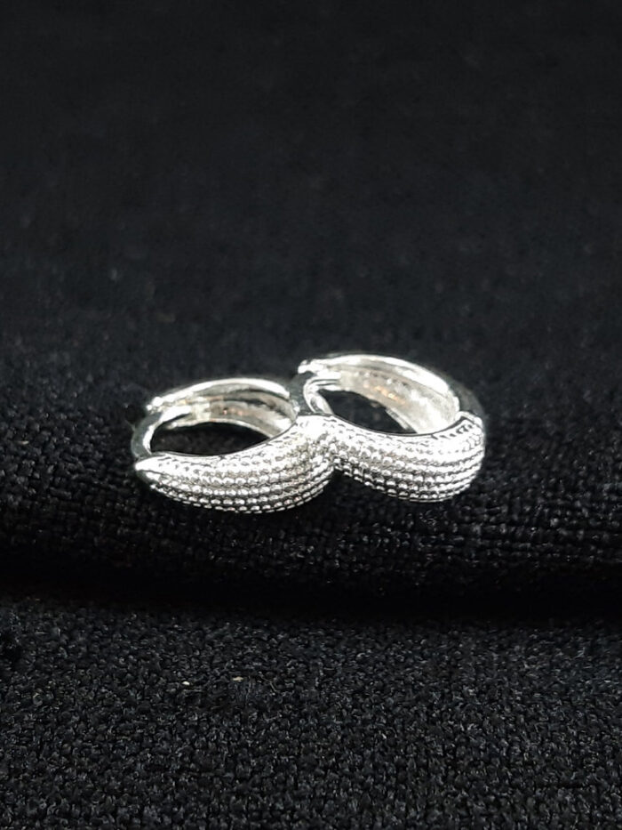 Brinco  argola detalhado