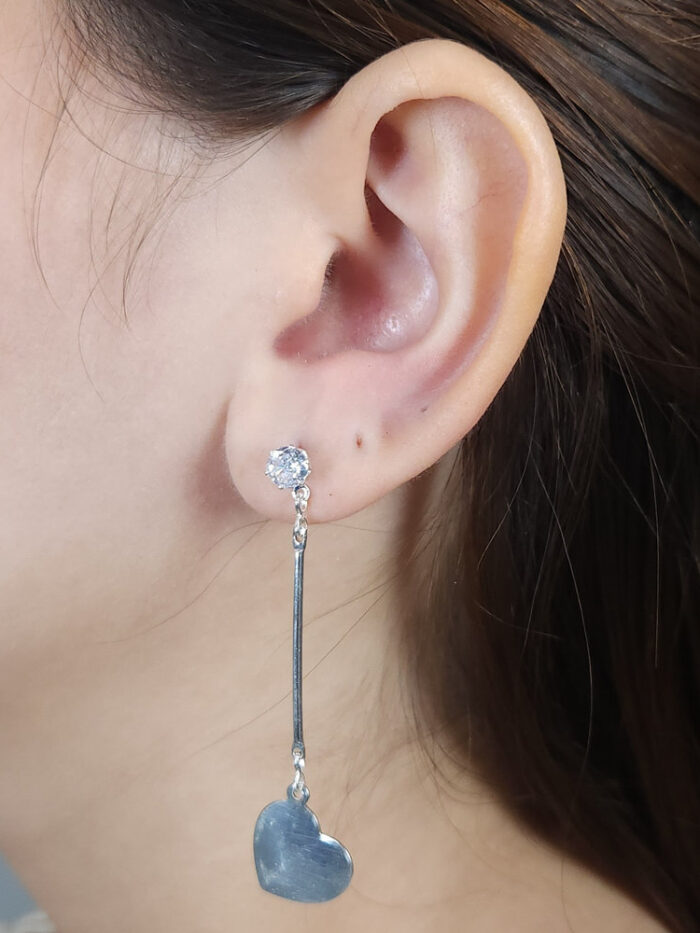 Brinco ponto de luz fio longo coração