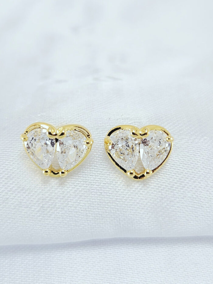 Brinco estilo coração pedra oval cristal