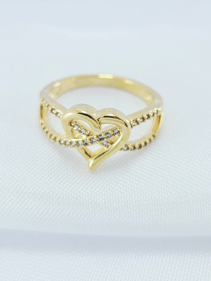 Anel modelo infinito cravejado com detalhe em coração