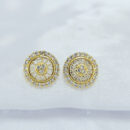 Brinco redondo cravejado detalhado