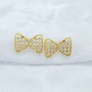 Brinco laço vazado com pedras cristal