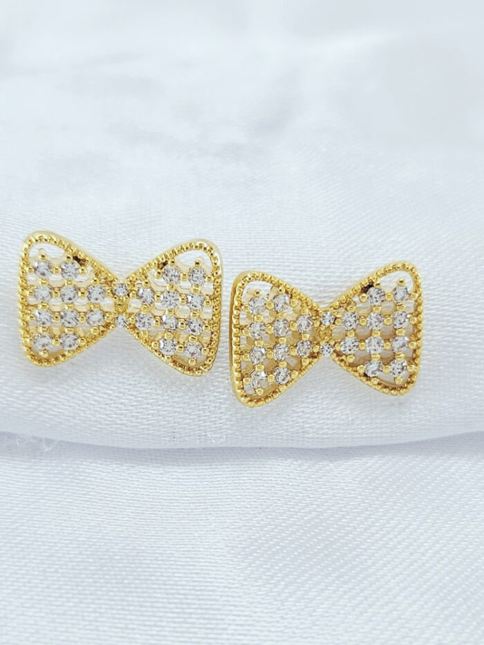 Brinco laço vazado com pedras cristal