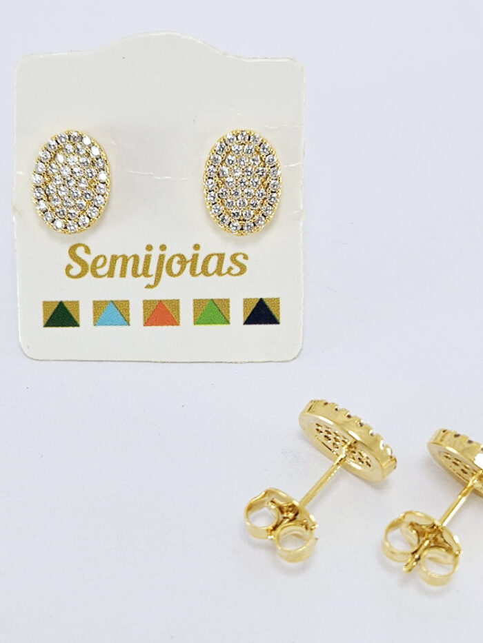 Brinco oval cravejado