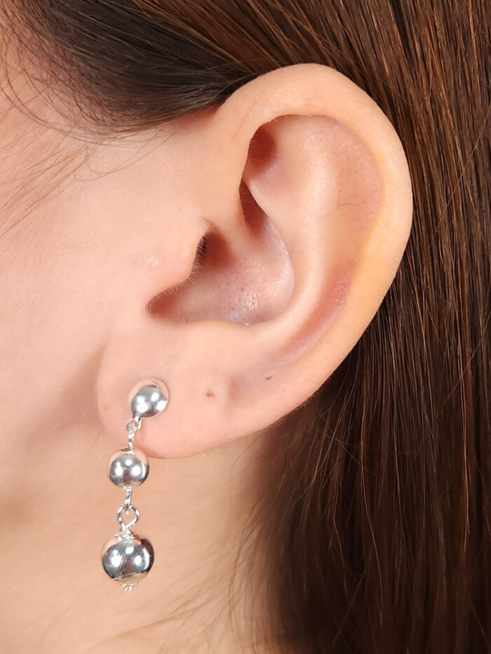 Brinco base meia esfera com bolas prateada pêndulo