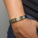 Pulseira masculina  com placa dourada escrito JESUS