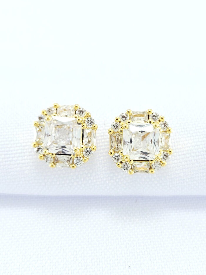 Brinco pedra quadrada cristal cravejado ao redor