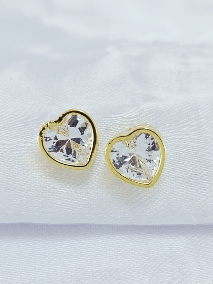Brinco pedra formato coração base dourada