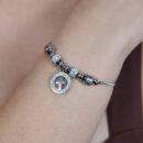 Pulseira bolas prateada e cravejada com pingente cruz detalhe vazado