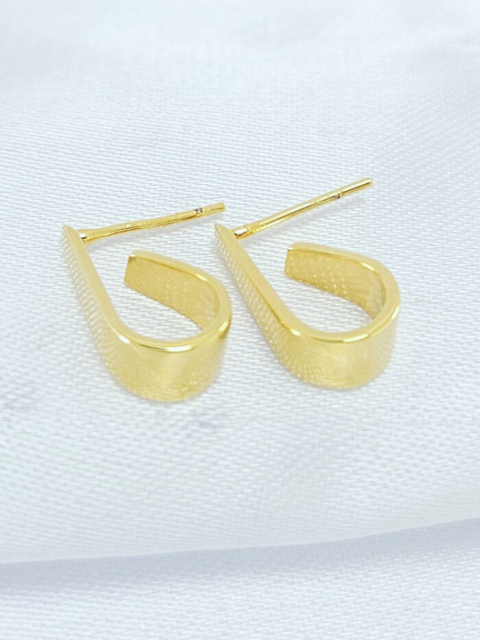 Brinco estilo vírgula dourado