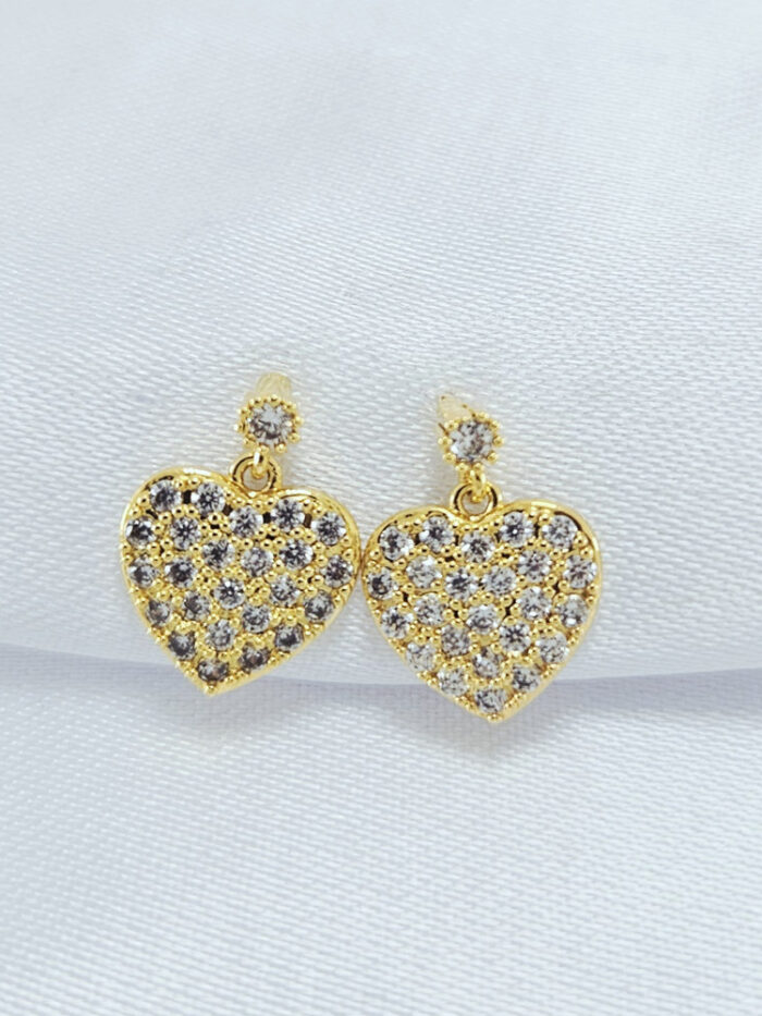 Brinco ponto de luz pêndulo coração cravejado