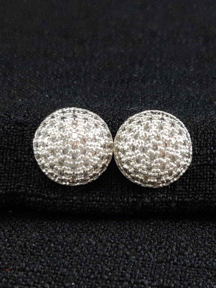 Brinco redondo cravejado prateado