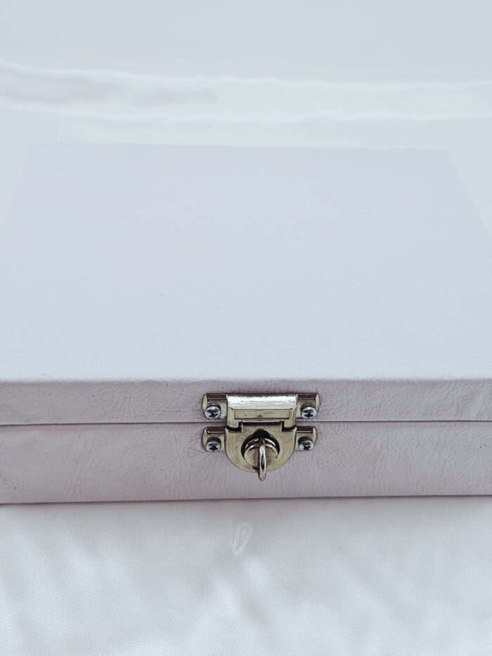 Caixa porta joia branca detalhada