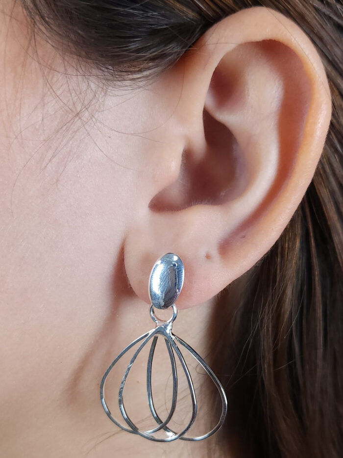 Brinco base chapeado pêndulo gota tripla