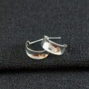 Brinco argola faixa invertida