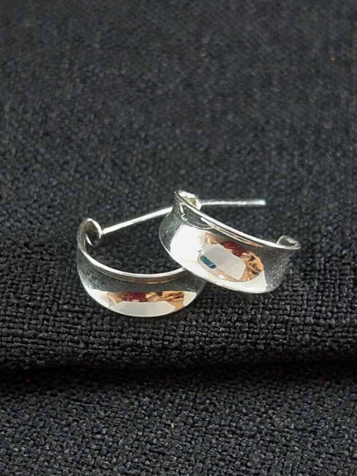 Brinco argola faixa invertida