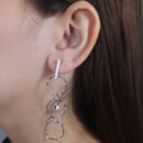 Brinco base caninho com círculos detalhe gota cristal