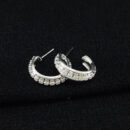 Argola faixa boleada prateada com fio de pedras cristal central