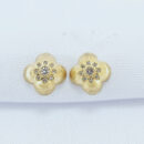 Brinco trevo fosco boleado com detalhe flor pedras cristal