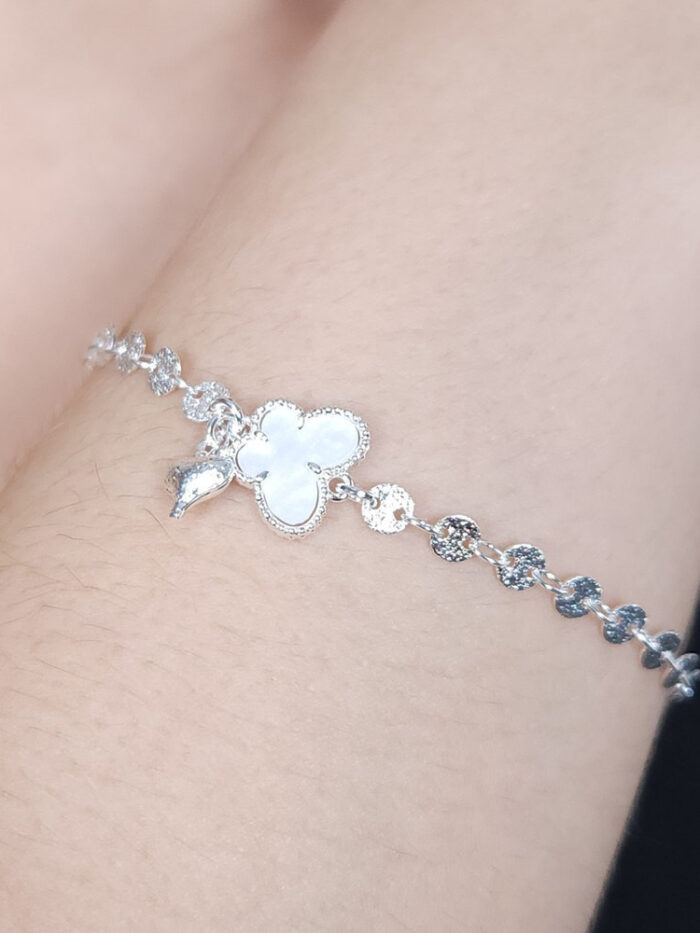 Pulseira elos chapeada fosco detalhe borboleta branca e coração