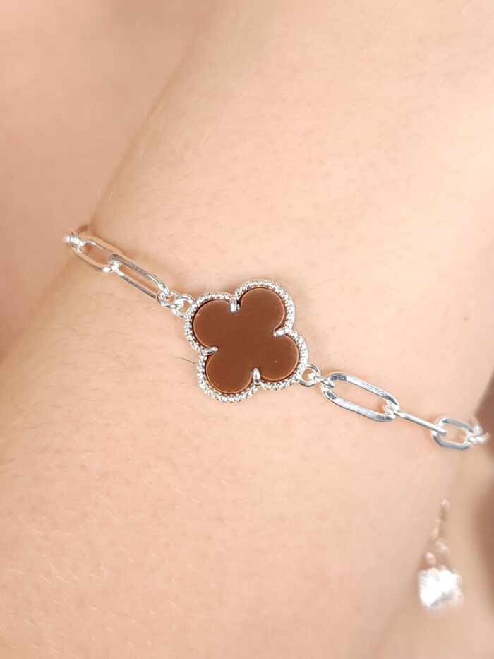 Pulseira trevo marrom borda detalhado