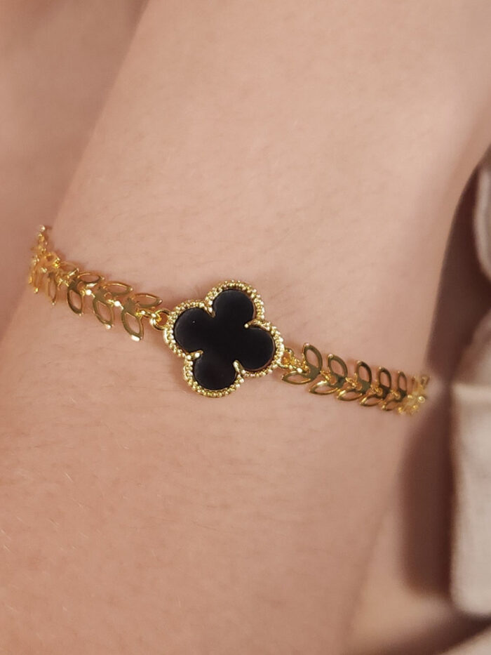 Pulseira elos estilo folhas dourado detalhe trevo preto
